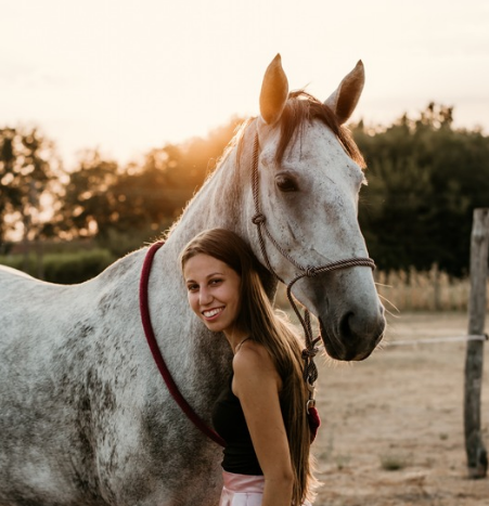 Megszelídült tükörkép – Hegedűs Fanni könyvbemutatója és festménykiállítása